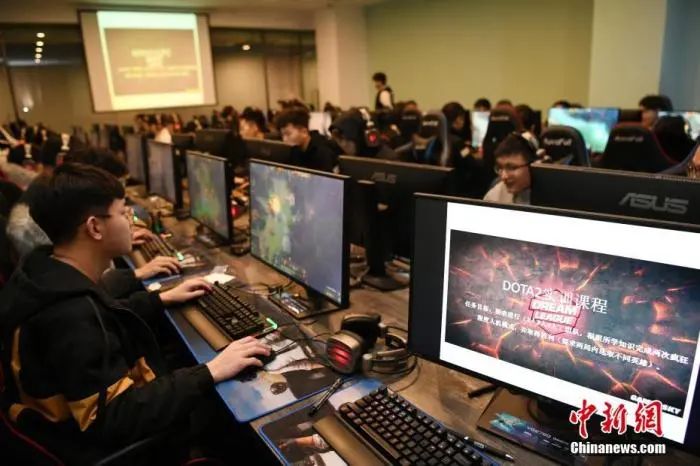 资料图:2019年,长春健康职业学院电竞教育中心内,学生在课堂上练习电竞游戏。中新社记者 张瑶 摄 图片